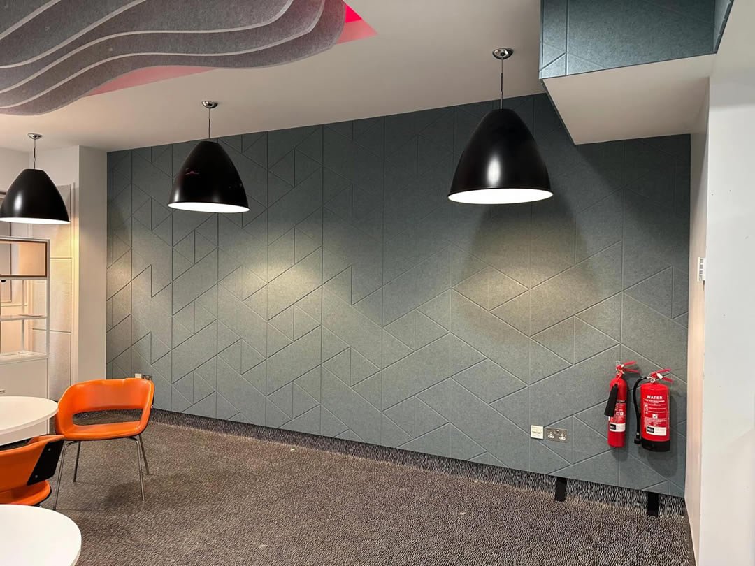 Panneaux muraux acoustiques recouverts de tissu